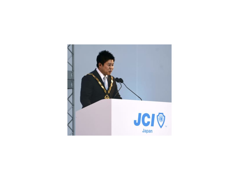 日本青年会議所の会頭に選出され抱負を述べる、麻生商事社長の麻生将豊氏＝8日午後、大分市