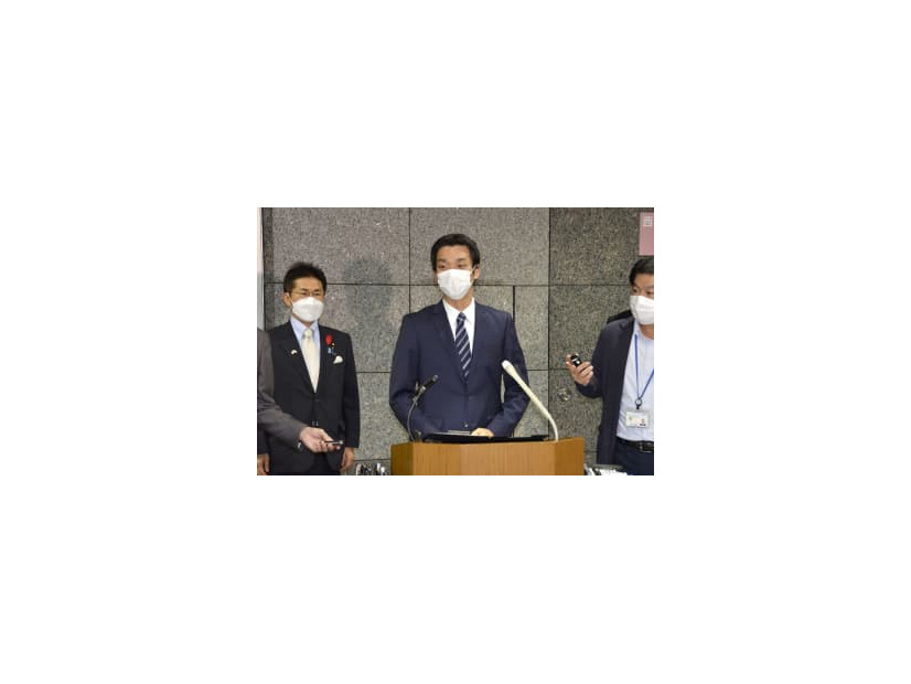 北朝鮮の弾道ミサイル発射を受け、記者団の取材に応じる井野俊郎防衛副大臣（中央）＝9日未明、防衛省