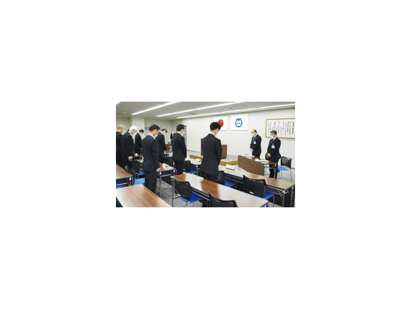 大津市の中2男子生徒自殺から11年となり、黙とうする市教育委員会の職員ら＝11日午前、大津市役所（同市提供）