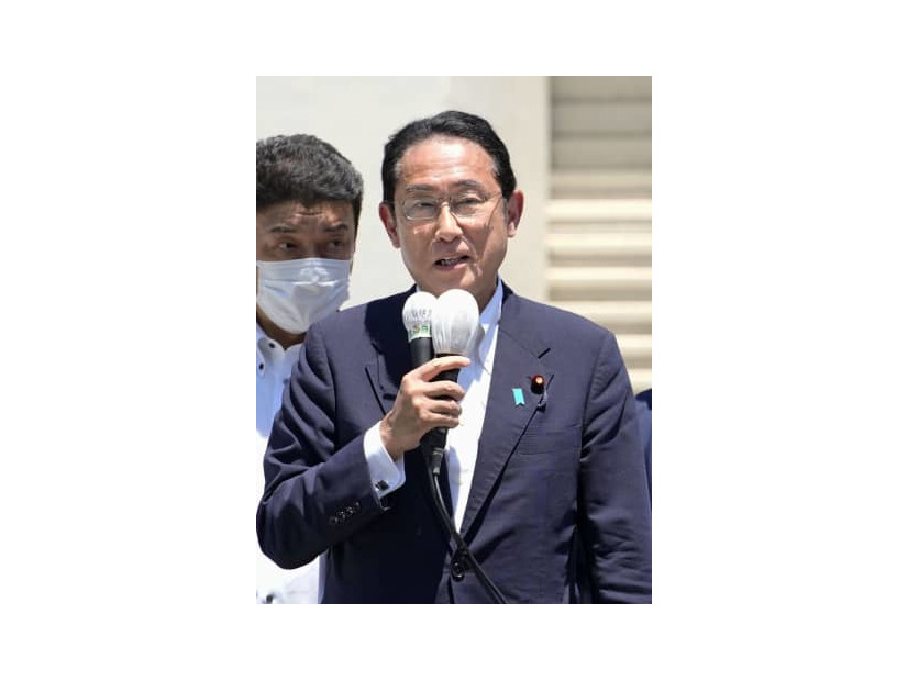 街頭演説する岸田首相＝2日午前、福井市