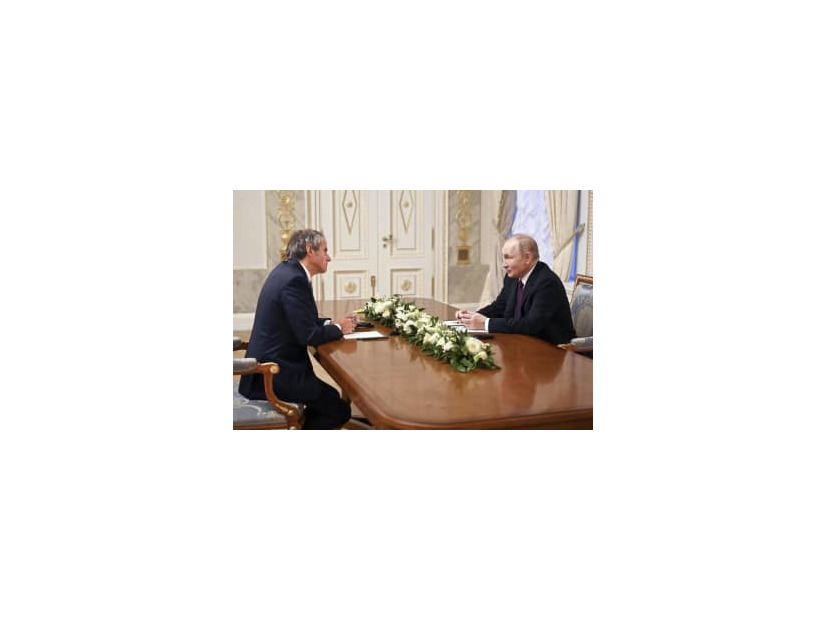 会談するプーチン大統領（右）とIAEAのグロッシ事務局長＝11日、サンクトペテルブルク（AP＝共同）