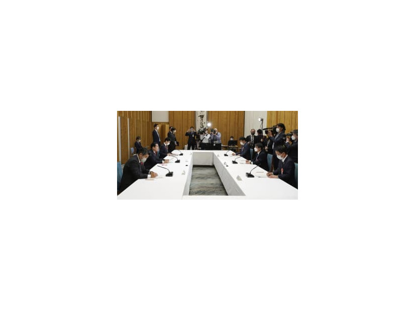 首相官邸で開かれた電気事業連合会の池辺和弘会長（右手前から2人目）ら電力業界トップとの会談。左手前から2人目は岸田首相＝12日午前