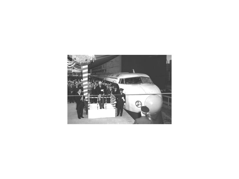 東京―新大阪間で開業した東海道新幹線の出発式＝1964年10月、東京駅