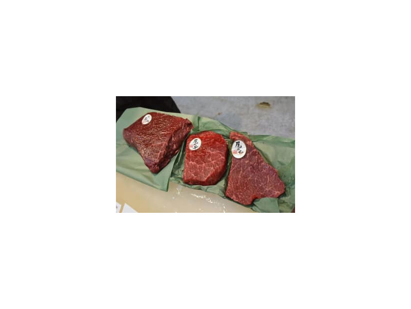 仲卸業者の店先に並ぶニタリクジラの生肉＝14日未明、大阪市中央卸売市場