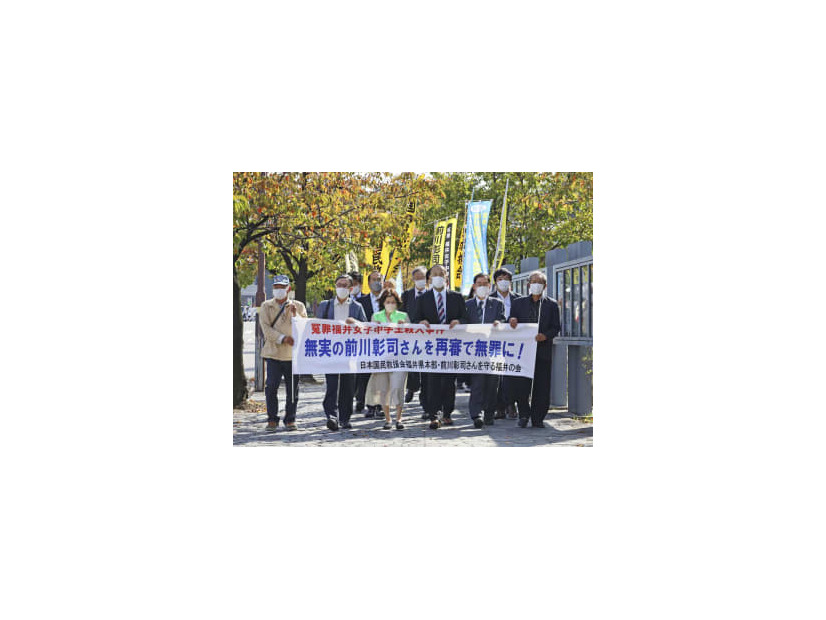 名古屋高裁金沢支部に入る前川彰司さん（右から4人目）と支援者ら＝14日午後