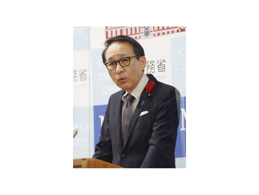 記者会見する葉梨法相＝14日、法務省