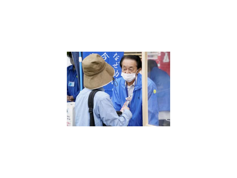 福井県小浜市で開かれたイベントで、拉致問題の解決に向け来場者に署名を呼びかける拉致被害者の地村保志さん＝15日午前