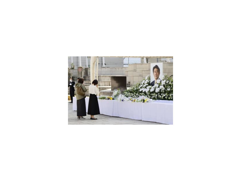 安倍元首相の県民葬会場を訪れ、遺影に手を合わせる人たち＝15日午前11時22分、山口県下関市