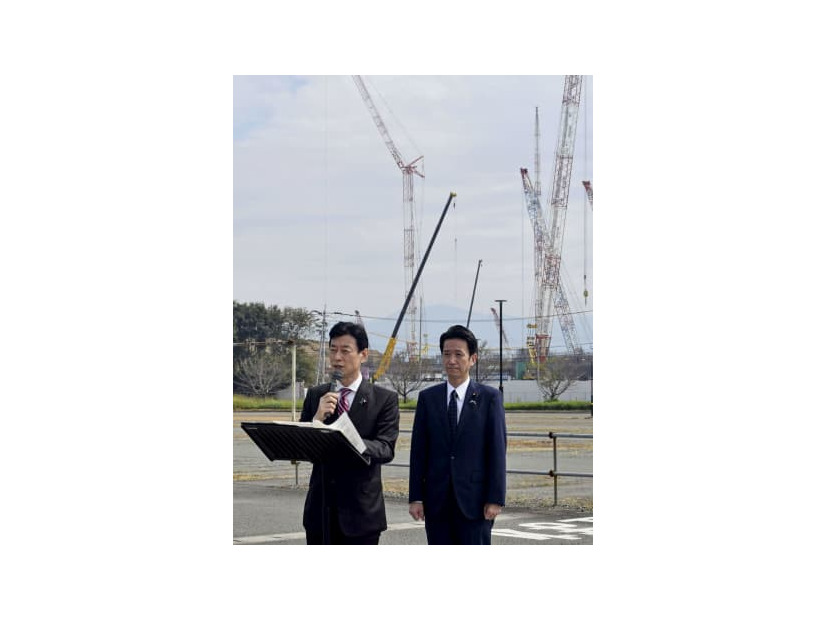 TSMCの工場建設現場を視察後、記者団の取材に応じる西村経産相（左）＝16日午後、熊本県菊陽町