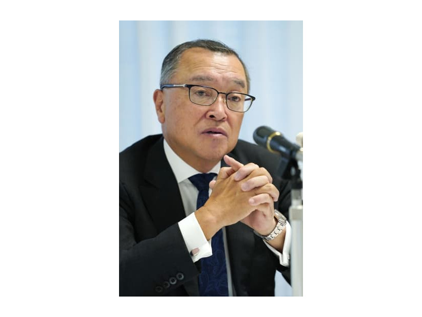 インタビューに応じる自民党税制調査会の宮沢洋一会長