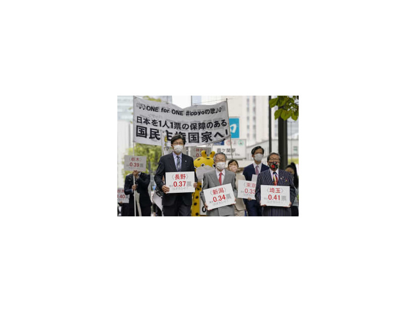 参院選の「1票の格差」訴訟の判決で東京高裁に向かう原告側の弁護士ら＝18日午前