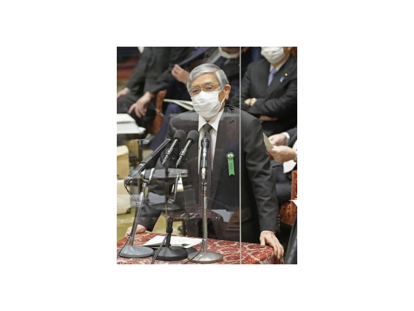 衆院予算委で答弁する日銀の黒田総裁＝18日午前