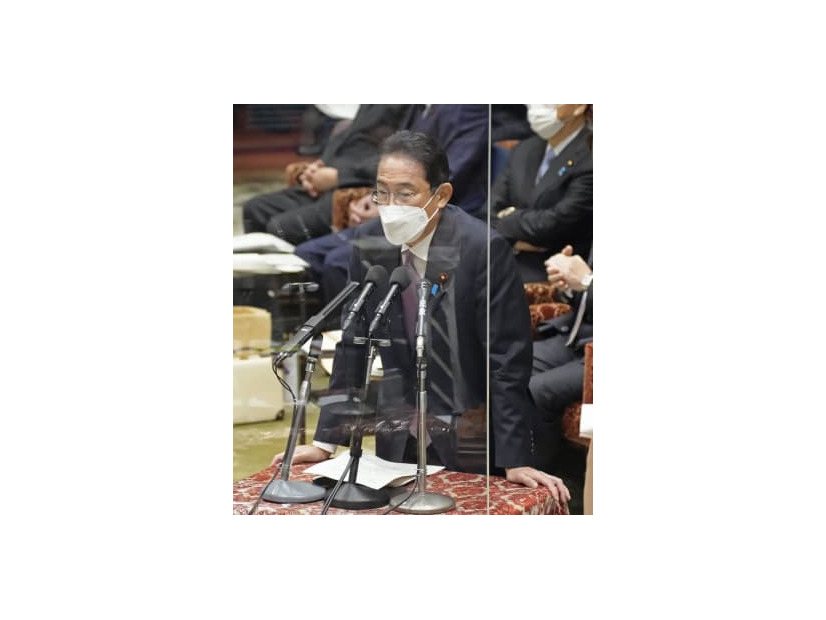 衆院予算委で答弁する岸田首相＝18日午前