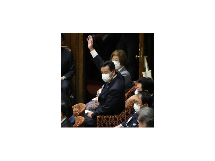 衆院予算委で答弁のため挙手する山際経済再生相＝18日午前