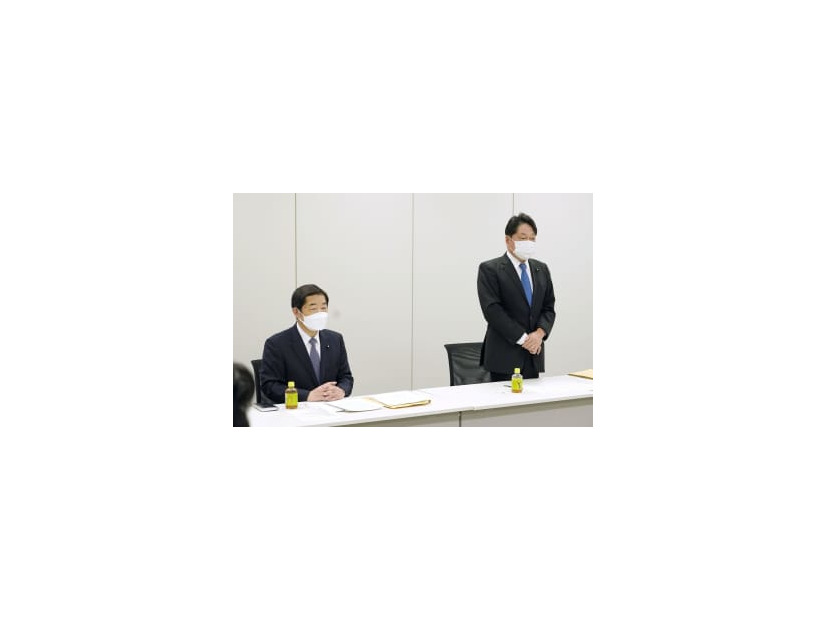 国家安全保障戦略の改定に向けた自民、公明両党の実務者による初会合で、あいさつする自民党の小野寺五典安保調査会長。左は公明党の佐藤茂樹外交安保調査会長＝19日午後、国会