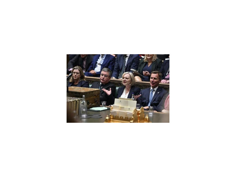 19日、英議会で質問に答えるトラス首相（右から2番目）（Jessica　Taylor/英議会提供・AP＝共同）