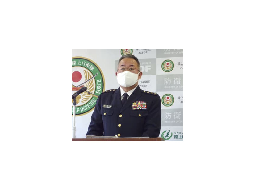 記者会見する吉田圭秀陸上幕僚長＝20日午後、防衛省