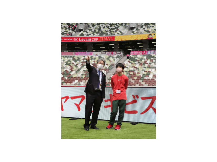 東京・国立競技場のピッチ見学で、Jリーグ職員の説明を聞く高田暖君（右）＝22日午前