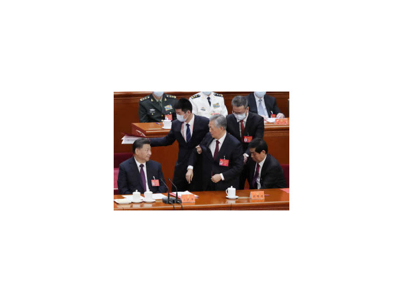 第20回中国共産党大会の閉幕式で、退席する胡錦濤前総書記（中央）。左端は習近平総書記＝22日、北京の人民大会堂（共同）