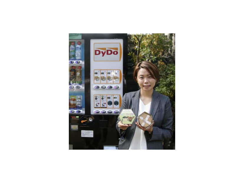 ダイドードリンコが奈良公園内に設置した「鹿せんべい」を販売する自動販売機＝24日午後、奈良市