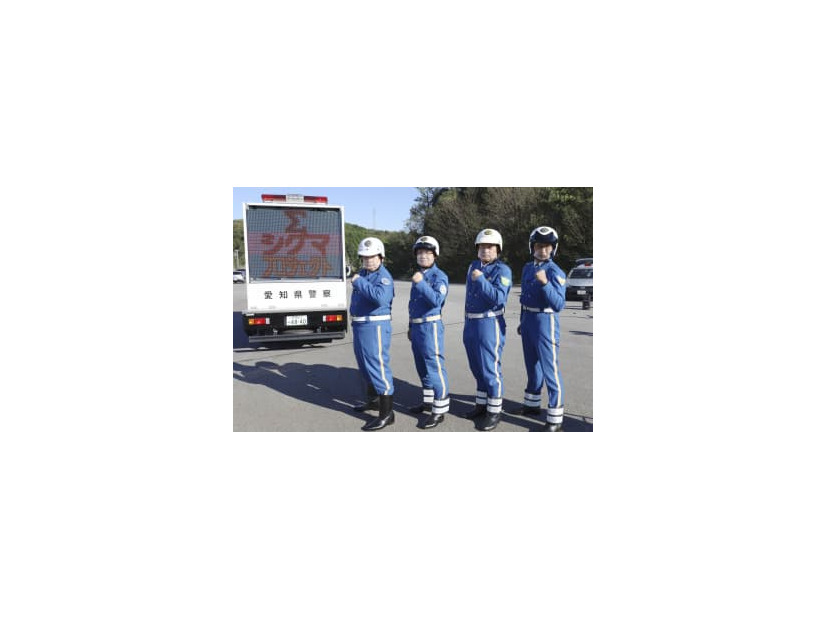 合同部隊の出発式後にポーズをとる中部4県警の高速隊長＝24日午後、愛知県岡崎市