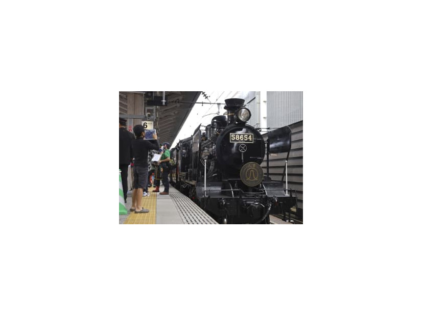 人気観光列車「SL人吉」の蒸気機関車「58654号機」＝2021年5月、JR熊本駅