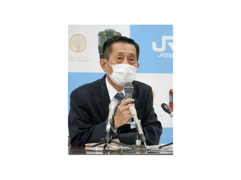 記者会見するJR四国の西牧世博社長＝25日午前、高松市