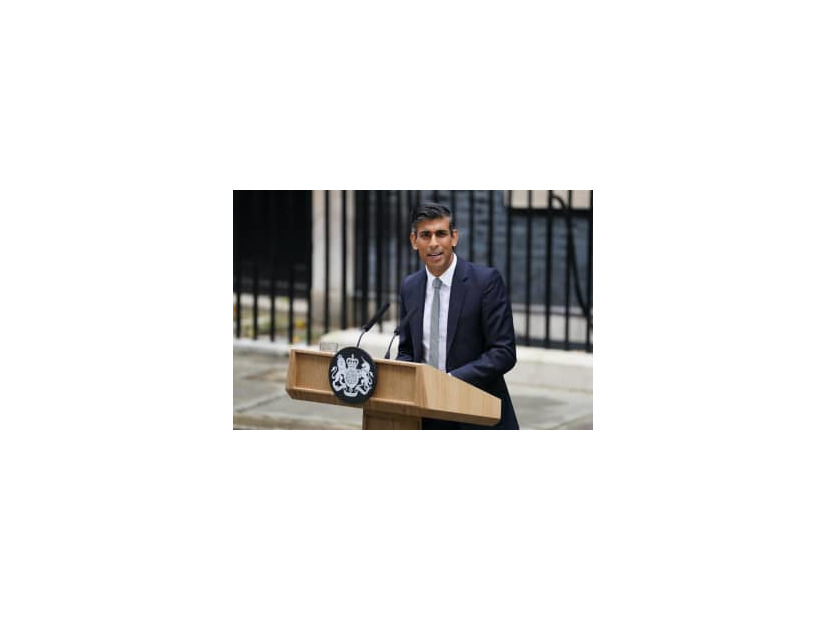 25日、ロンドンの英首相官邸前で演説するスナク首相（英PA通信＝共同）