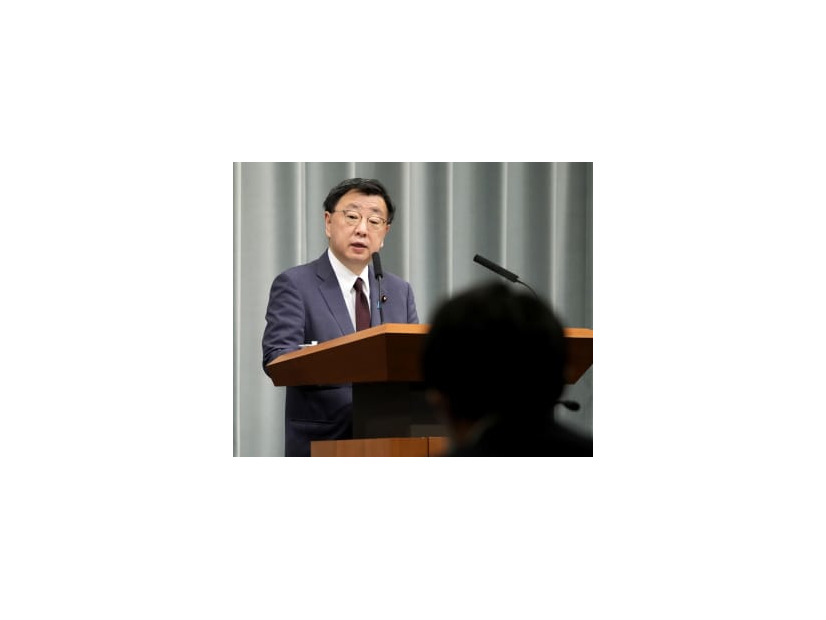 記者会見する松野官房長官＝26日午前、首相官邸
