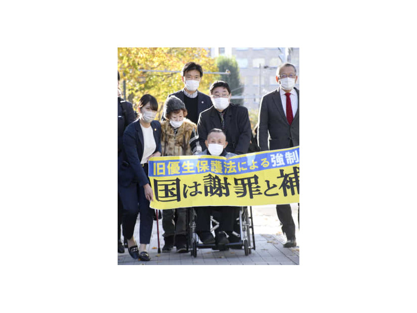 札幌高裁に向かう小島喜久夫さん（手前）ら＝26日午後