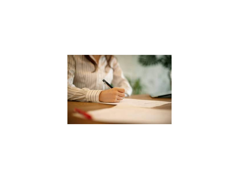 会社員の皆さんは毎年この時期になると、会社から年末調整の書類の提出を求められるのではないでしょうか。今回はその中のひとつである「給与所得者の扶養控除等（異動）申告書」の書き方について解説します。