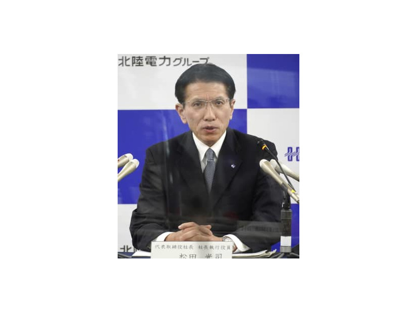 記者会見する北陸電力の松田光司社長＝27日午後、富山市