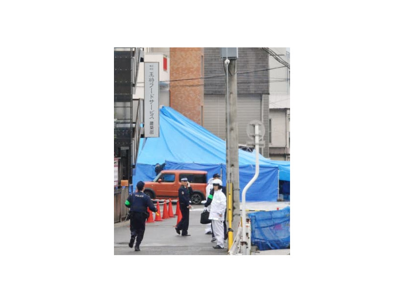 2013年12月、王将フードサービスの大東隆行社長が撃たれた現場周辺を警戒する警察官ら＝京都市山科区