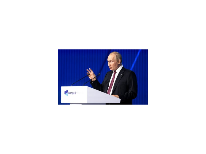 モスクワで開かれた討論フォーラムで演説するロシアのプーチン大統領＝27日（ロシア大統領府提供・ゲッティ＝共同）