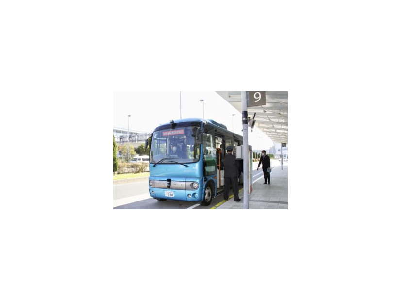 実証実験を行った自動運転バス＝28日午前、愛知県常滑市の中部空港
