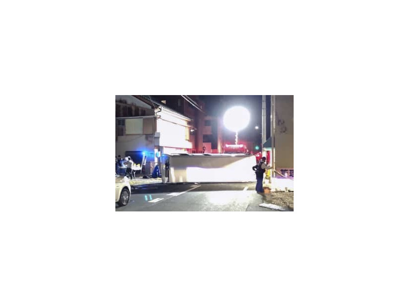 愛知県豊橋市野黒町の交差点で乗用車と衝突し、横転したマイクロバス＝28日午後（近隣住民提供）