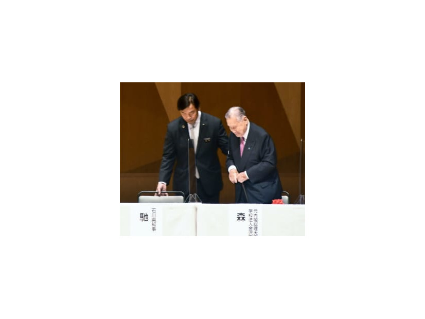 石川県の馳浩知事（左）に支えられながらつえを手にする森喜朗元首相＝29日午前、金沢市