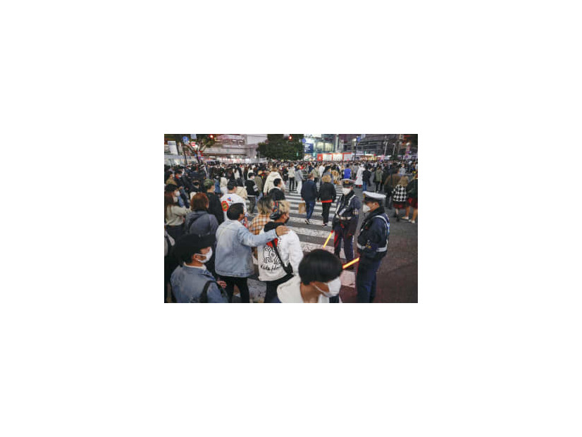 東京・渋谷のスクランブル交差点で警戒する警察官＝30日夕
