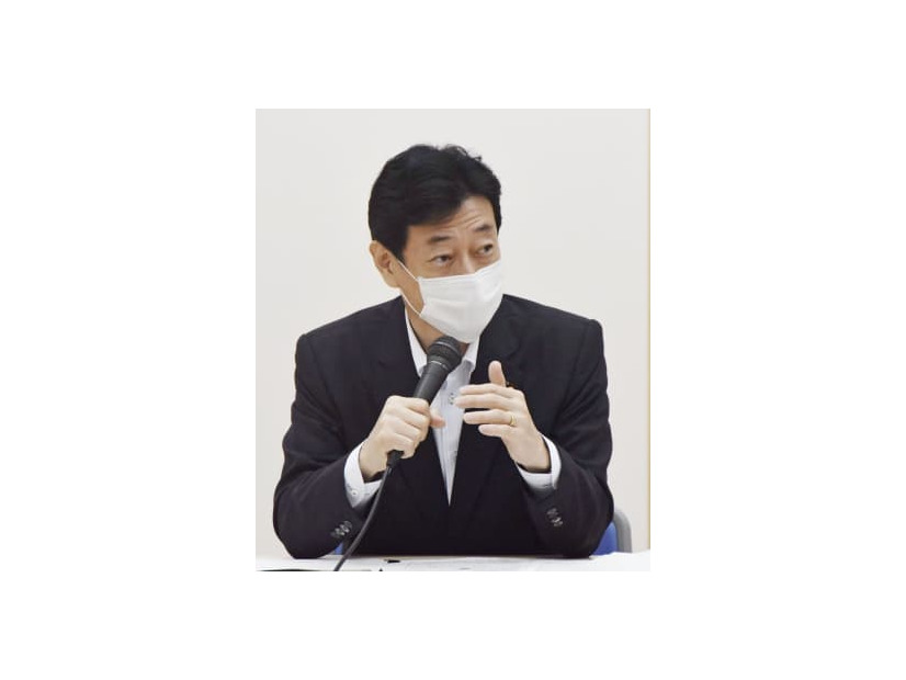 地元の漁業関係者と意見交換する西村経産相＝30日午後、福島県相馬市