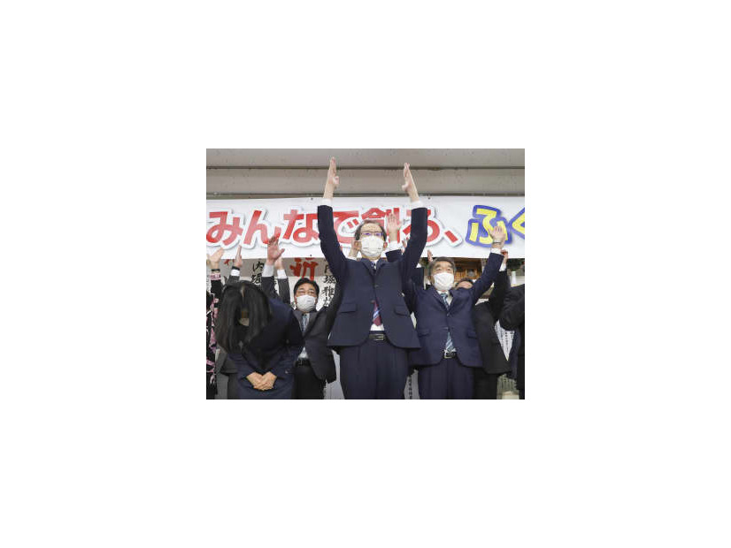 福島県知事選で3選を果たし、万歳する内堀雅雄氏（中央）＝30日夜、福島市