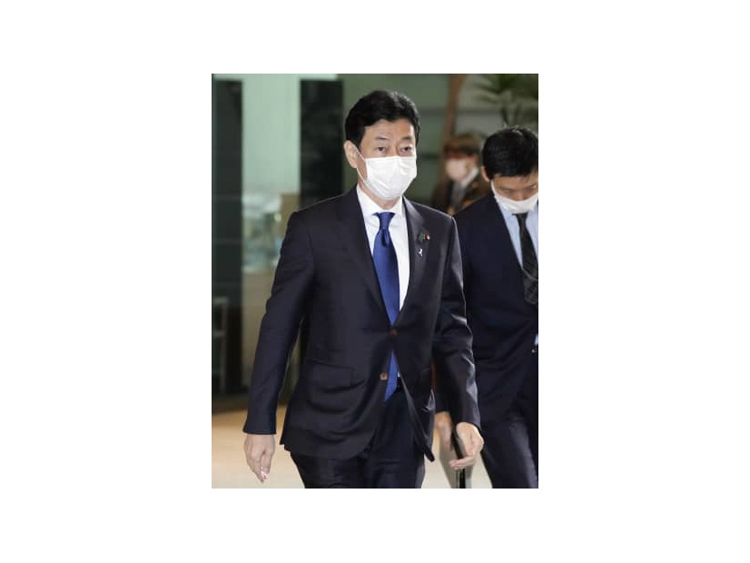 首相官邸に入る西村経産相＝1日午前