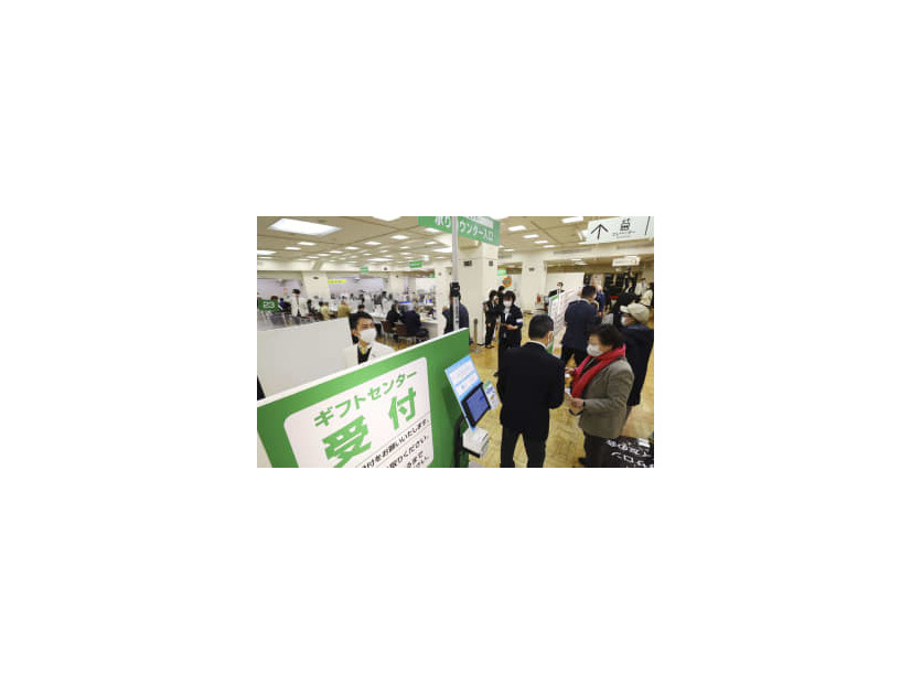 お歳暮の受け付けが始まった三越日本橋本店の売り場＝2日午前、東京都中央区