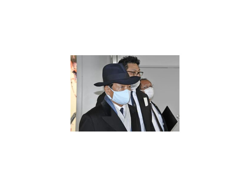 韓国への搭乗便に向かう自民党の麻生副総裁＝2日午後、成田空港