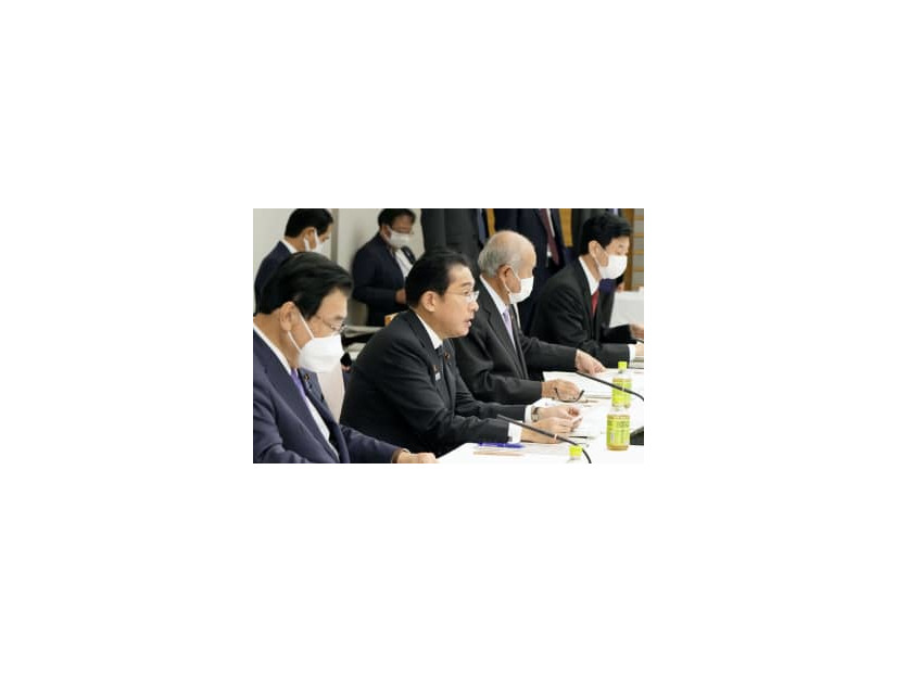 経済財政諮問会議であいさつする岸田首相（左手前から2人目）＝2日午後、首相官邸