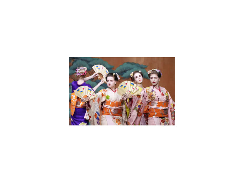 日本舞踊を披露するウクライナ避難民の学生＝3日午後、福岡市の大濠公園能楽堂