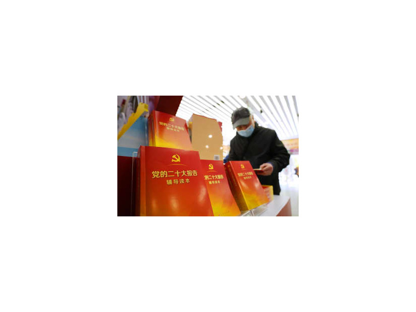 北京市内の書店に並ぶ中国の習近平国家主席の発言録＝3日（共同）