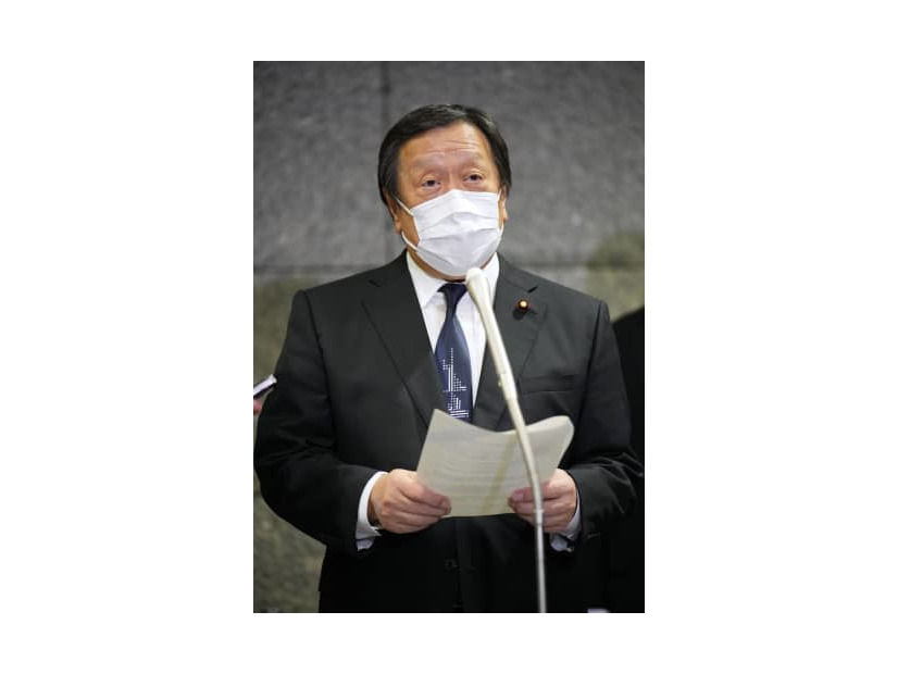 北朝鮮のミサイル発射を受け、記者団の取材に応じる浜田防衛相＝3日午後10時36分、防衛省