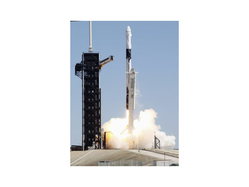 4月、民間人4人を乗せ米フロリダ州のケネディ宇宙センターを出発するファルコン9ロケット（ロイター＝共同）