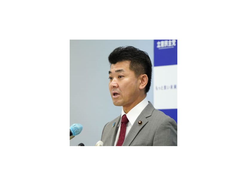 記者会見する立憲民主党の泉代表＝4日午前、国会