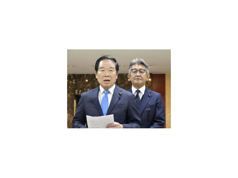 ソウルの金浦空港で記者団の取材に応じる日韓議員連盟会長の額賀元財務相（左）＝4日（共同）